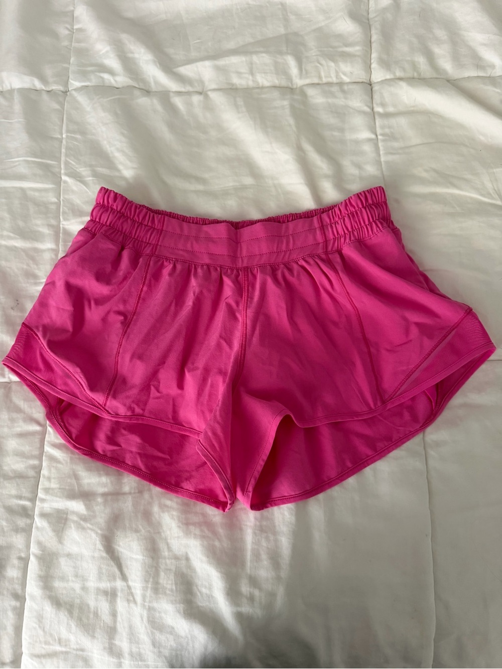 lululemon sonic pink hotty hot 2.5 shorts